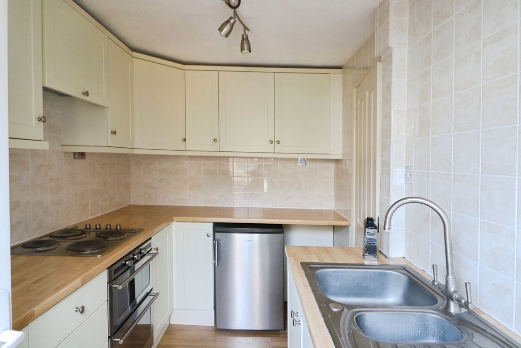 Property photo 3 of 9 Kitchen