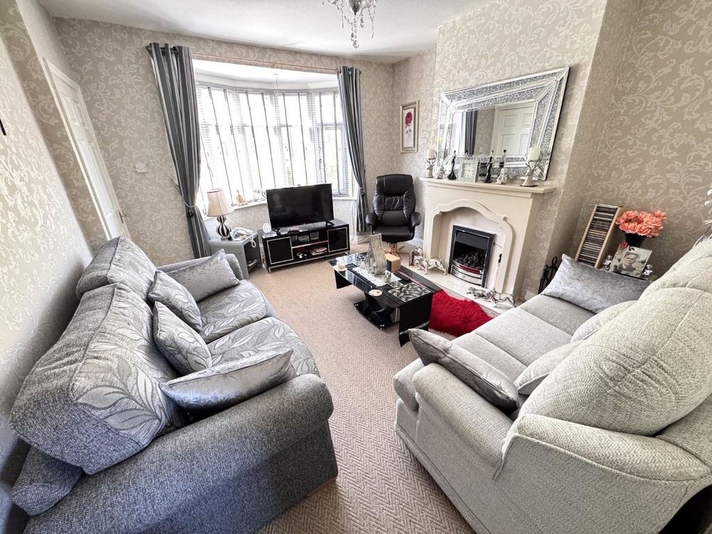 Property photo 3 of 14 Lounge