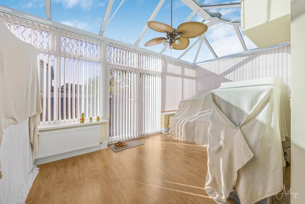 Property photo 3 of 21 Conservatory