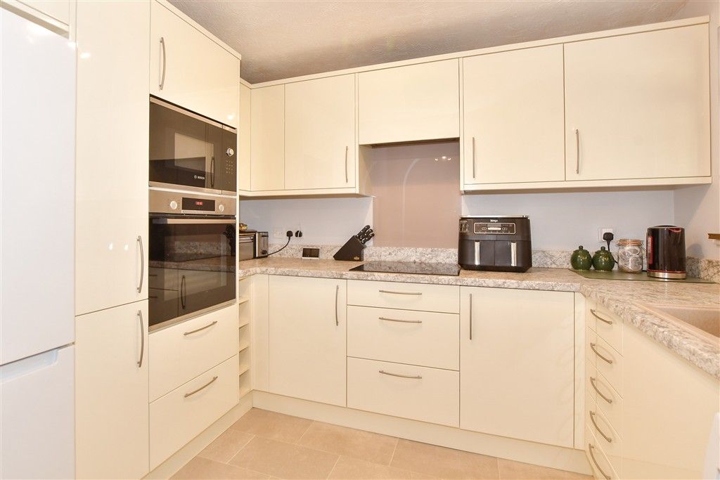 Property photo 3 of 9 Kitchen