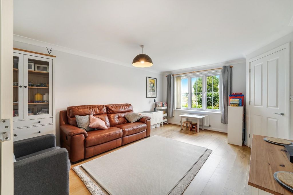 Property photo 2 of 19 Preston Manor