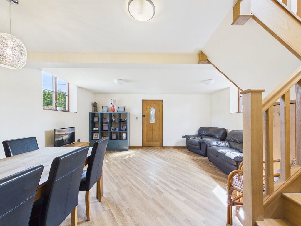 Property photo 2 of 25