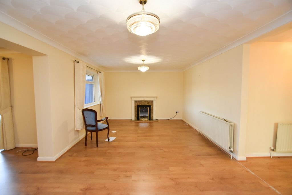 Property photo 3 of 14 Lounge