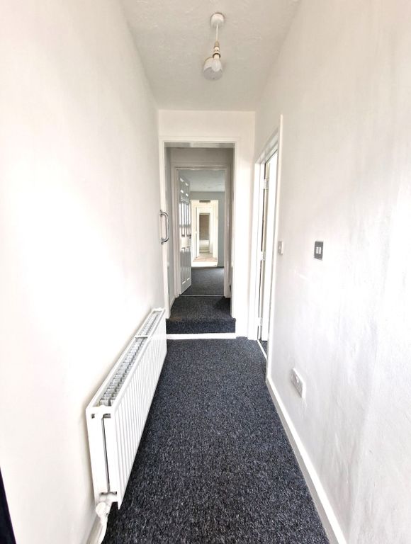 Property photo 2 of 27 Ground Floor Landing