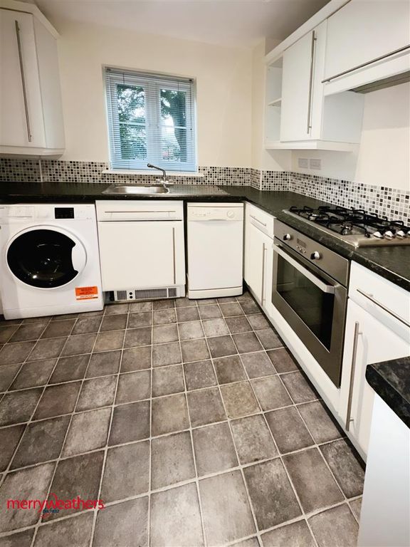 Property photo 3 of 10 Kitchen