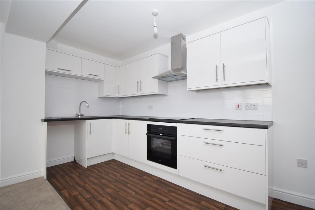 Property photo 3 of 12 Kitchen/Lounge