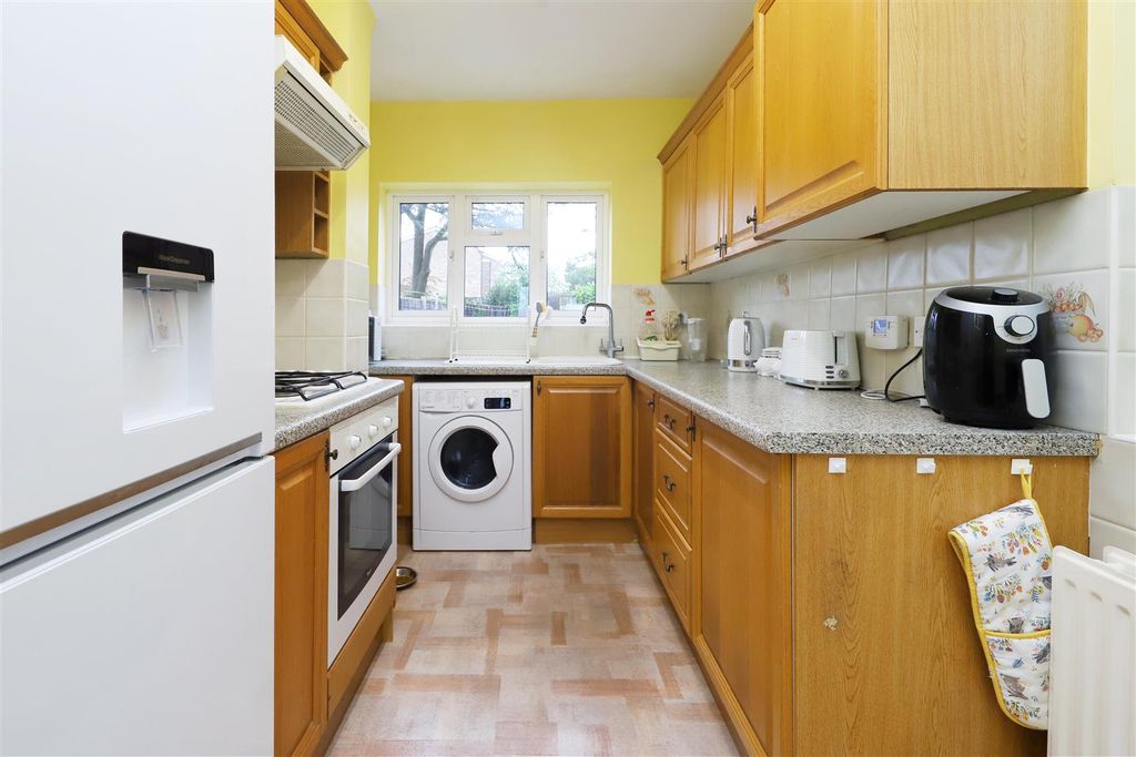 Property photo 3 of 13 Caterbury