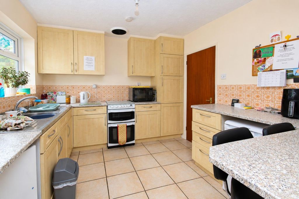 Property photo 3 of 14 5c3A4c28-c055-4d03-81B2-De3143Fe4617.Png