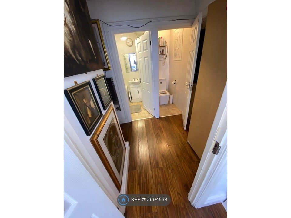 Property photo 3 of 6 Bathroom Toilet Hallway
