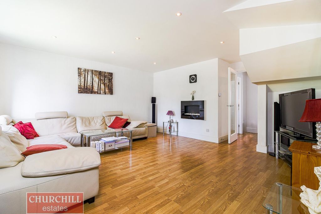 Property photo 1 of 20 Lounge1 (1 Of 1).Jpg