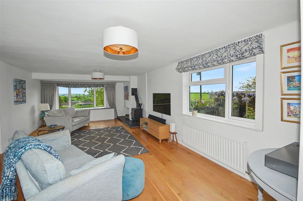 Property photo 3 of 19 Sitting Room