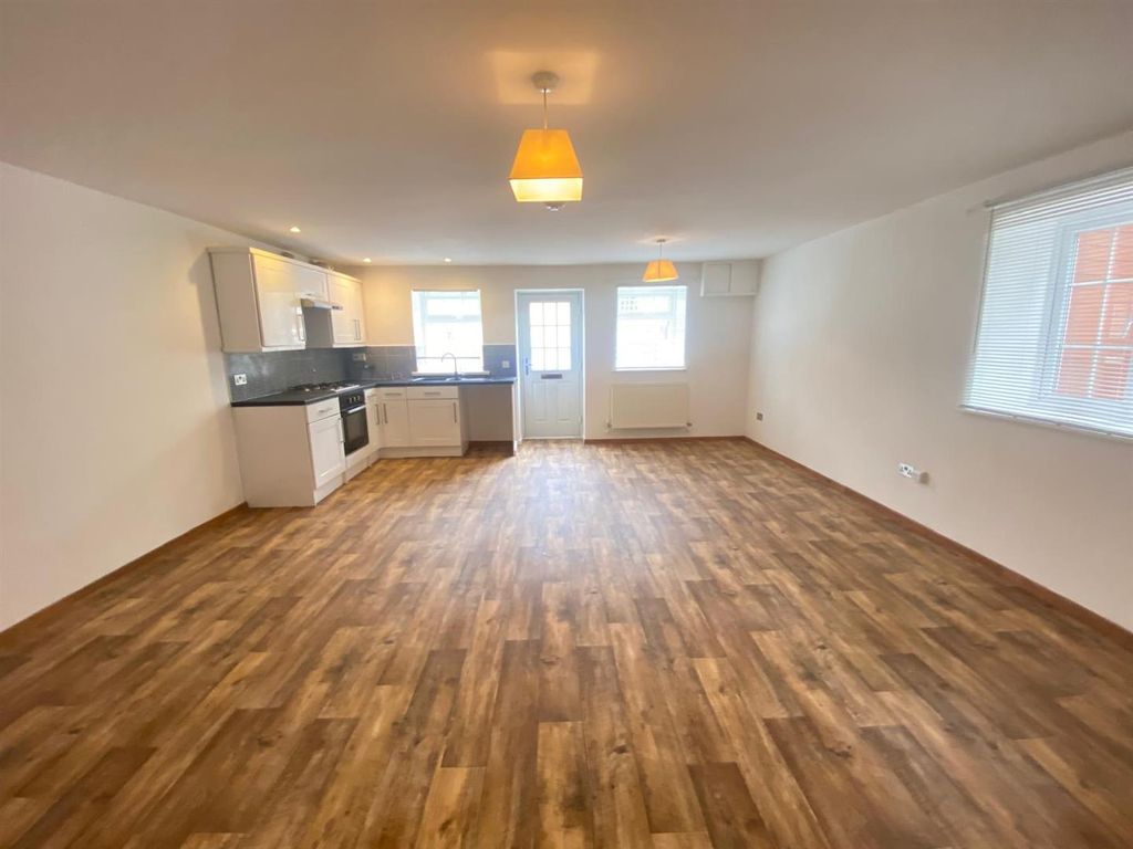 Property photo 3 of 10 Kitchen/Lounge