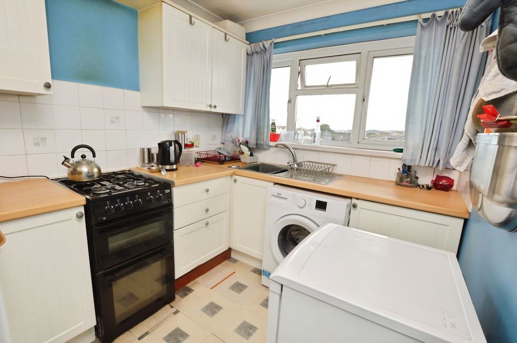 Property photo 3 of 10 Kitchen