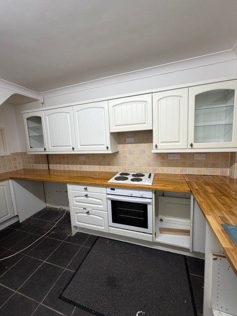 Property photo 3 of 10 Kitchen 2