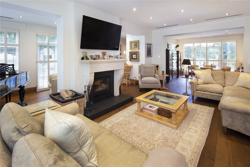 Property photo 3 of 23 Sitting Room