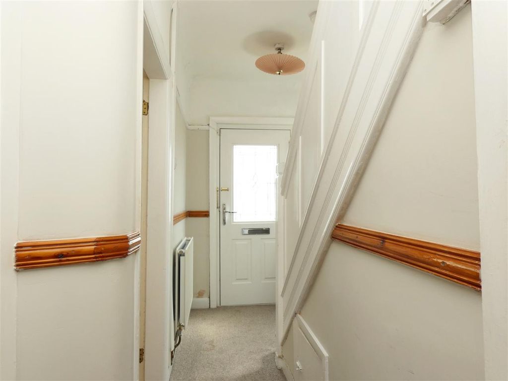 Property photo 2 of 17 Entrance Hall
