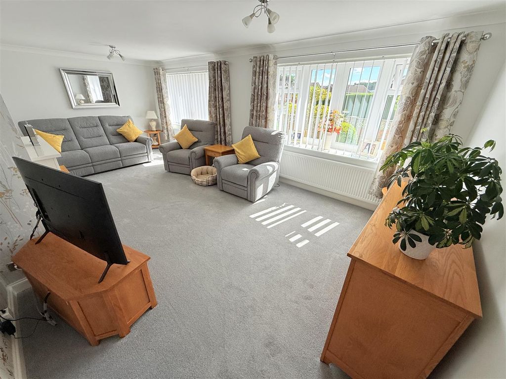 Property photo 3 of 12 Lounge/Dining Area