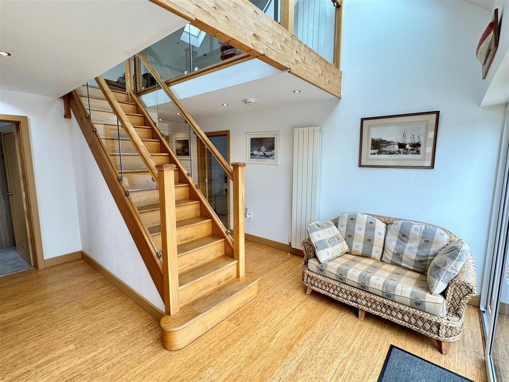 Property photo 3 of 20 Caledonian House Hallway