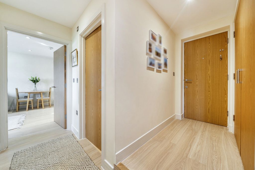 Property photo 2 of 21 Hallway
