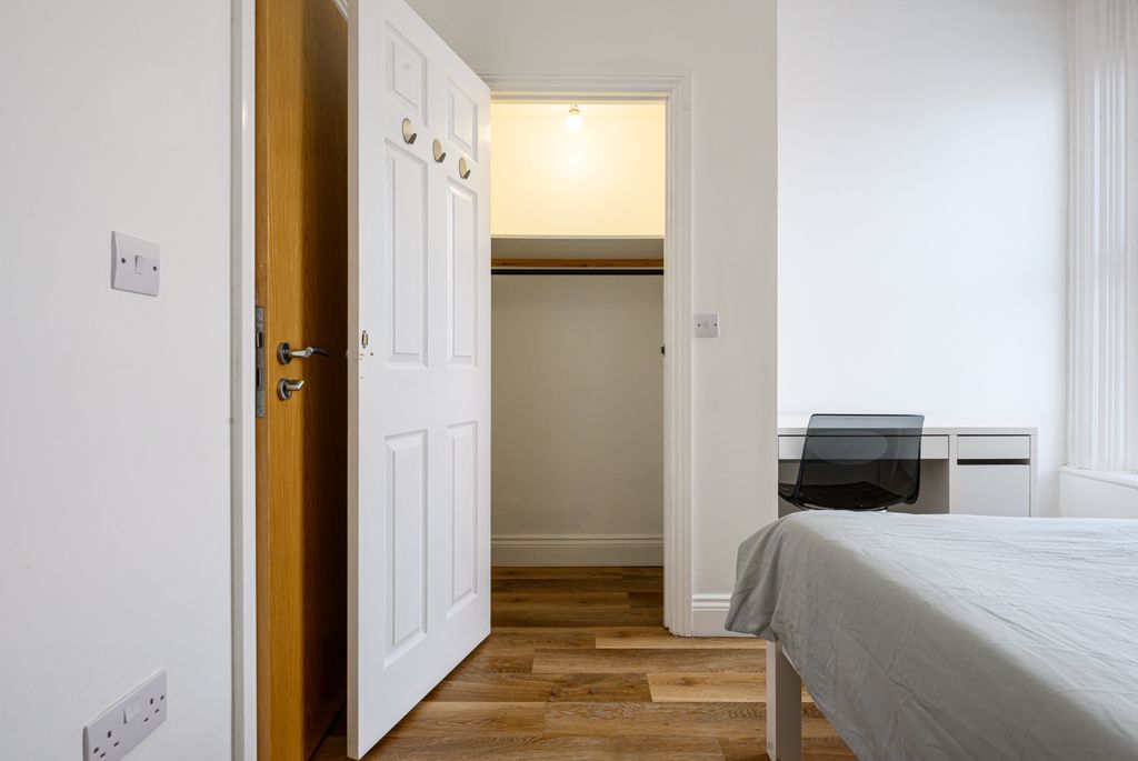 Property photo 3 of 10 20250724 Flat C - 74 Queen's Road-03