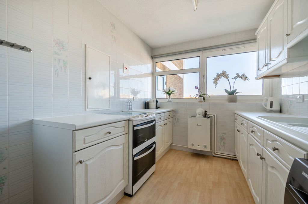 Property photo 3 of 14 1447671-19-69E8De...