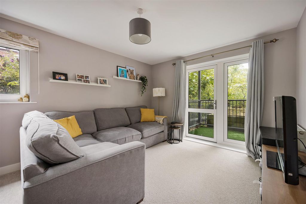 Property photo 2 of 19 Shingly Place, E4