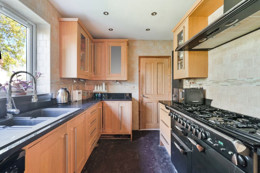 Additional image 5 of 3 bed semi-detached house for salePollards Oak Crescent, Oxted RH8