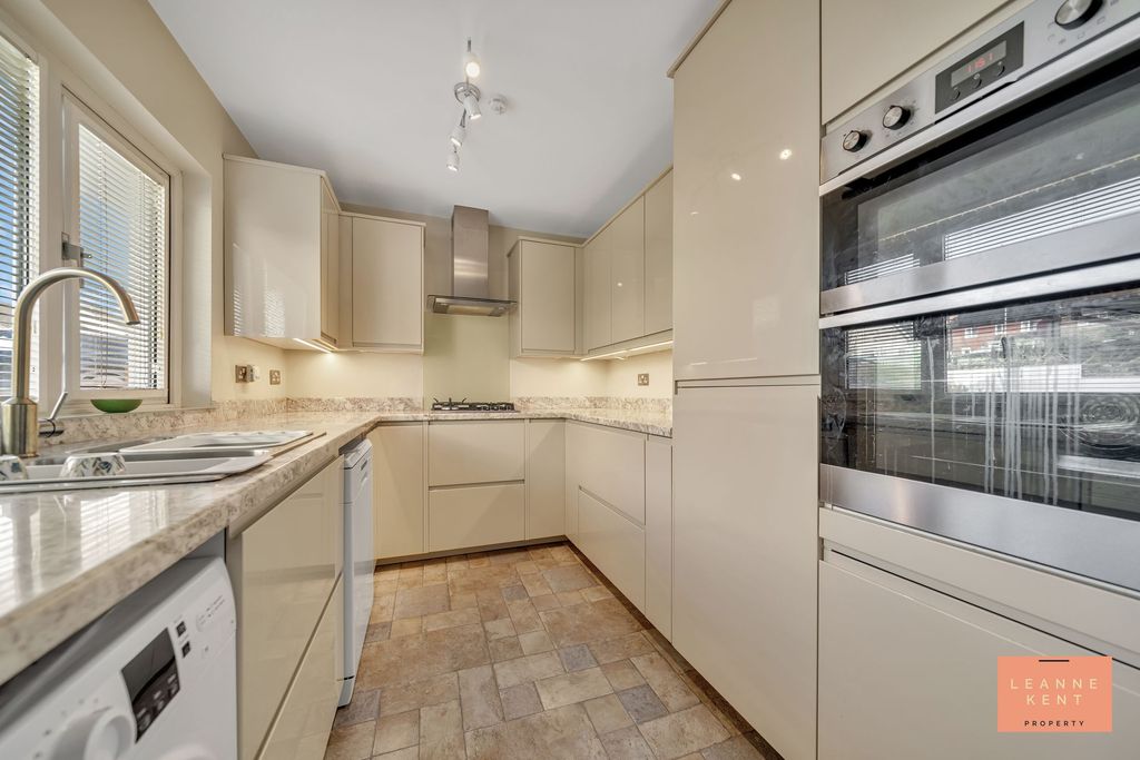 Property photo 3 of 23