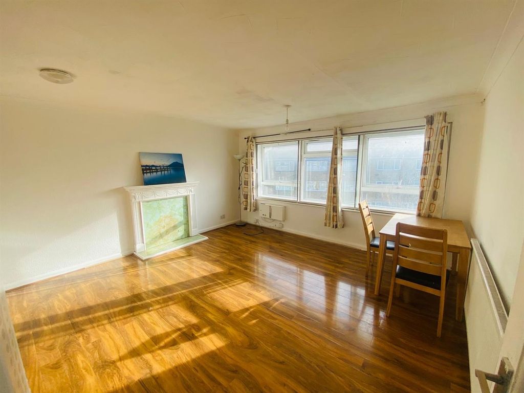 Property photo 2 of 9 Lounge