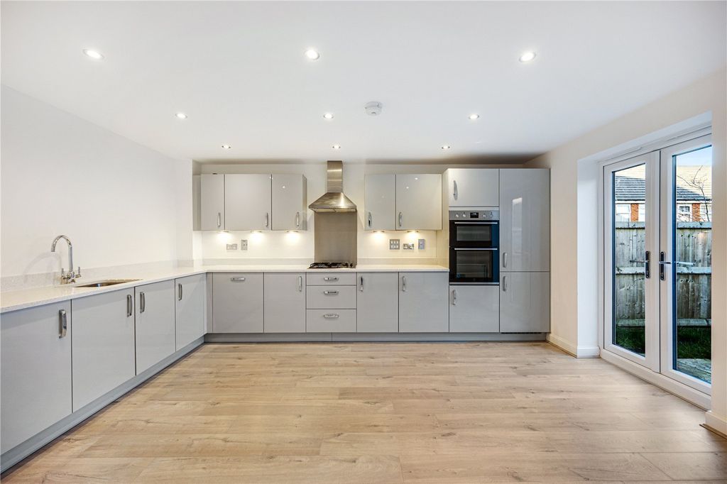 Property photo 3 of 21 Kitchen