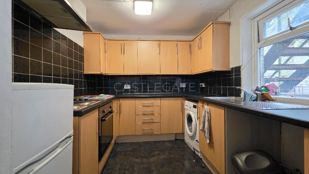 Property photo 1 of 9 Flat 1, 16 Manchester Road, Huddersfield, HD1 3Hj (7)