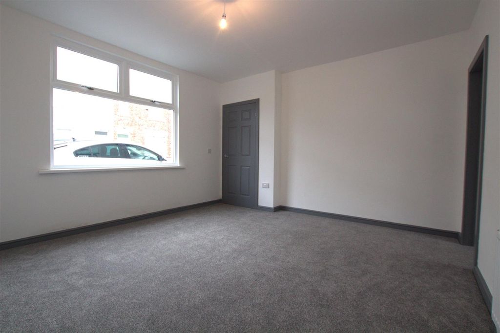 Property photo 1 of 15 Lounge