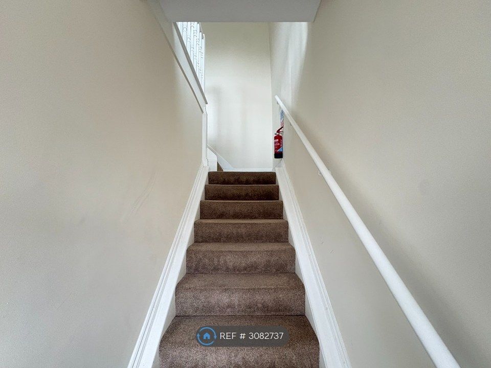 Property photo 2 of 14 Hallway