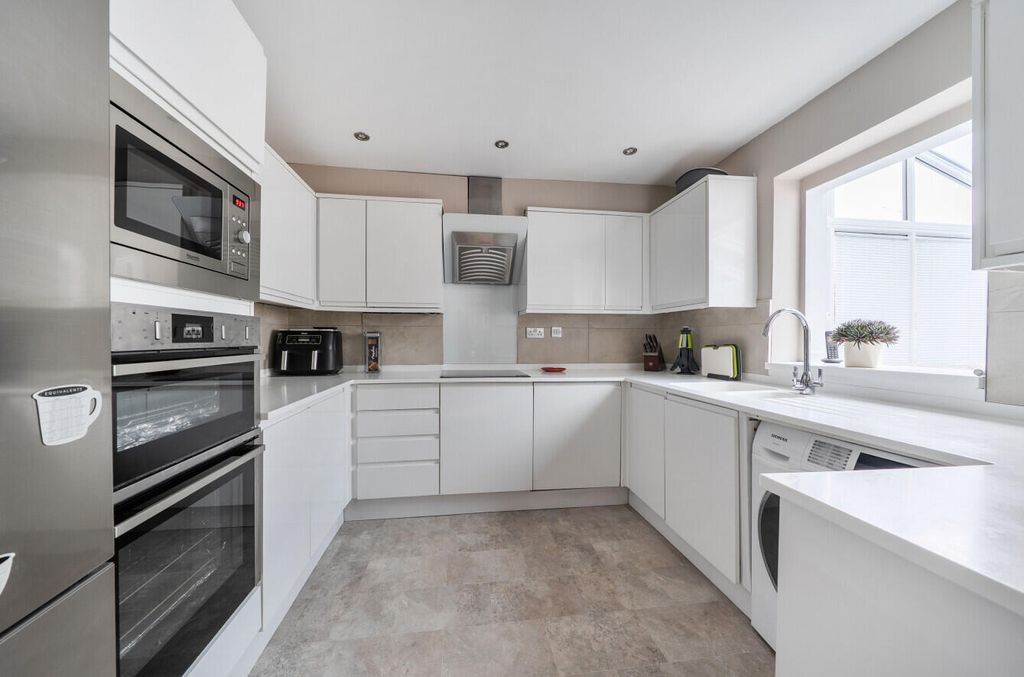 Property photo 3 of 18 Kitchen
