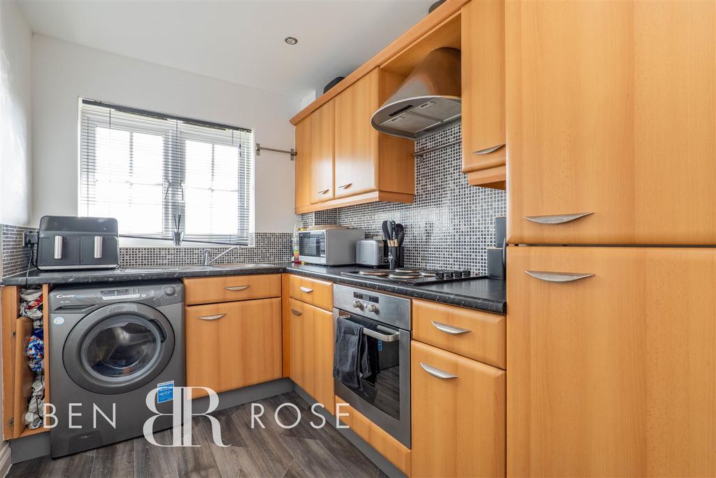 Property photo 3 of 19 Kitchen