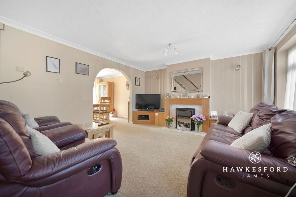 Property photo 2 of 19 Perth Gardens, Sittingbourne - Lounge