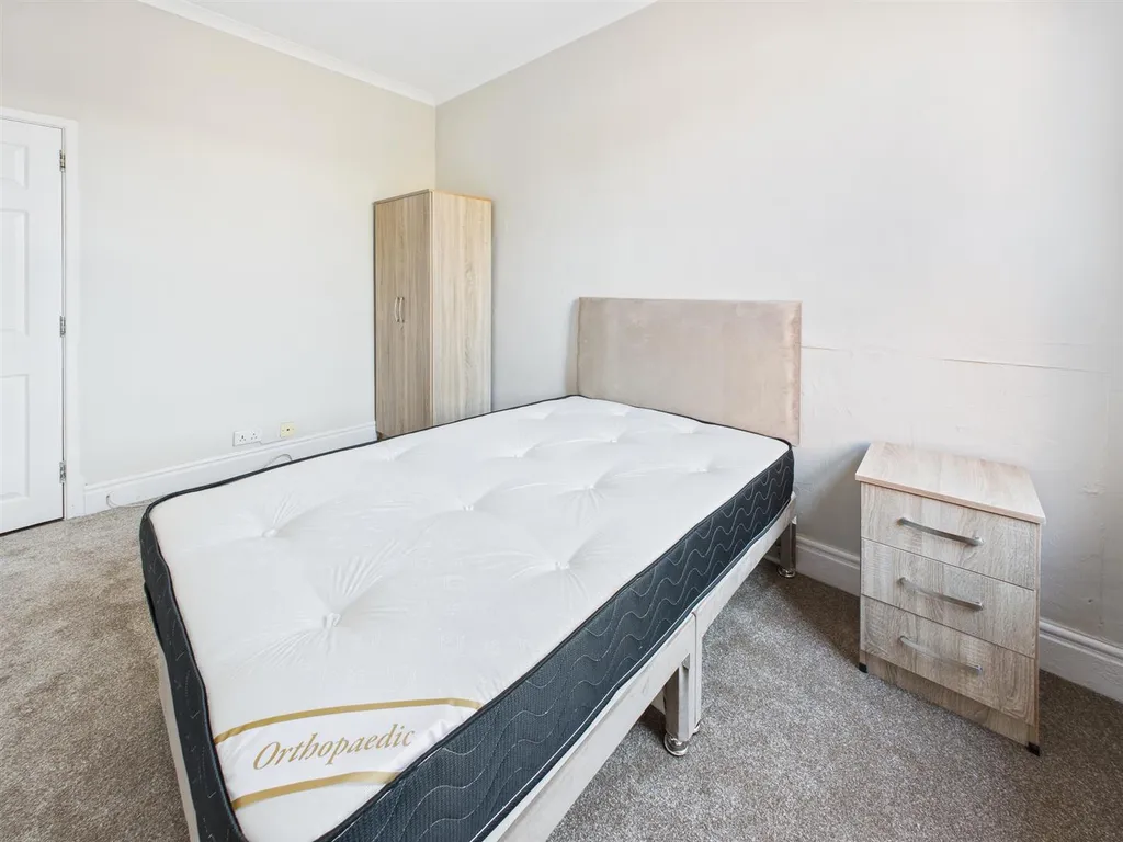 Apartment in Coventry, Spon End - More