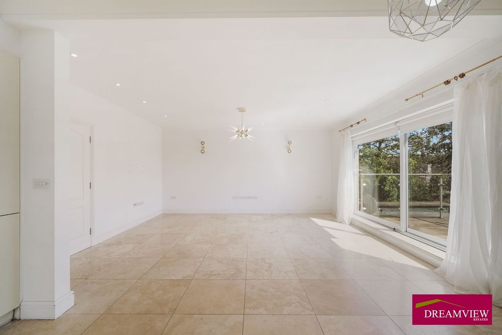 Property photo 1 of 11 3 Bed Flat To Rent The Vale, London Nw11 8Sg