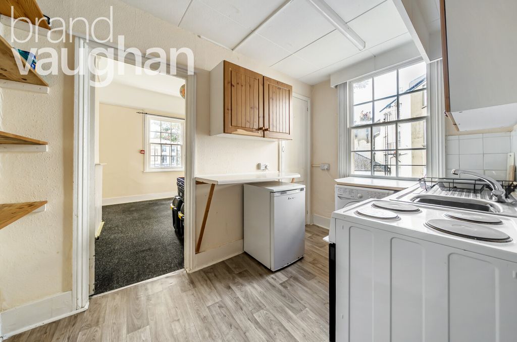 Property photo 3 of 10 Kitchen