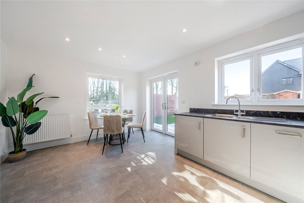 Property photo 3 of 9 Kitchen/Dining