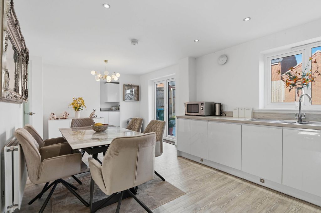 Property photo 2 of 34