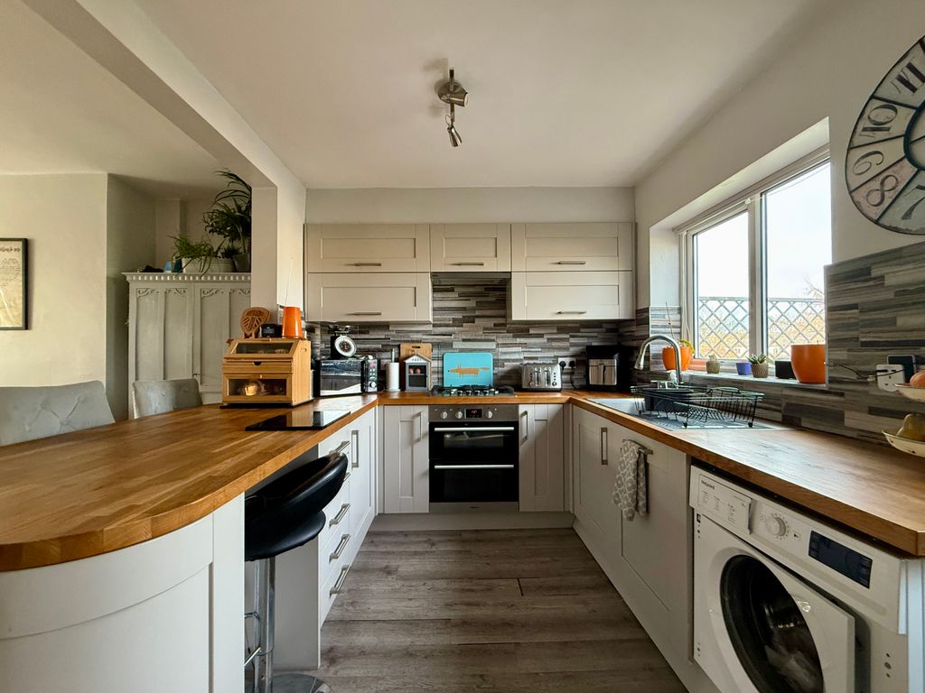 Property photo 2 of 17 Kitchen