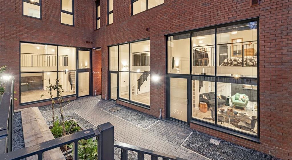 Property photo 2 of 5 Bedroom