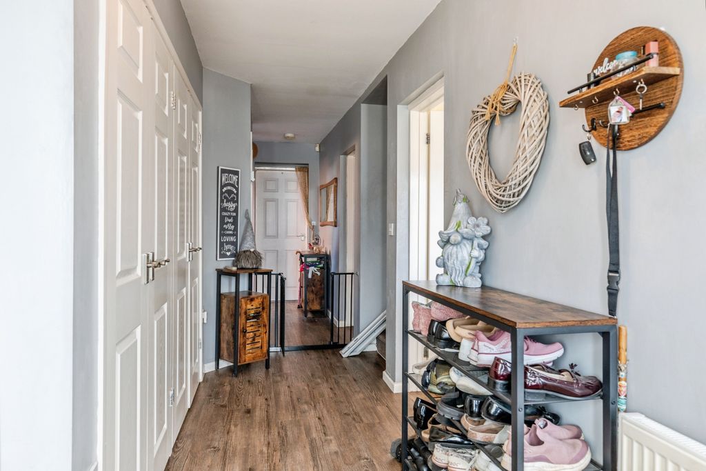 Property photo 3 of 21 Hallway