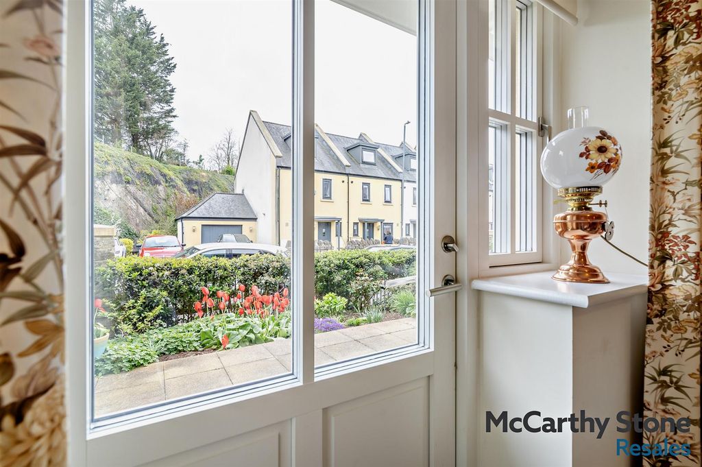 Property photo 2 of 10 8683952-Interior11-800.Jpg