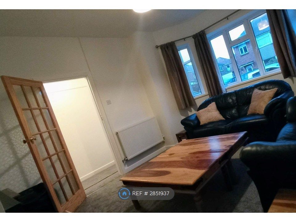 Property photo 2 of 12 Spacious Lounge