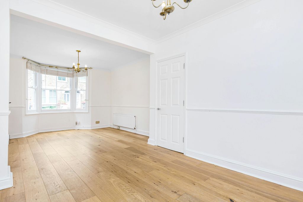 Property photo 2 of 13 Daniel_Watney21_Frobisher_Street17.Jpg