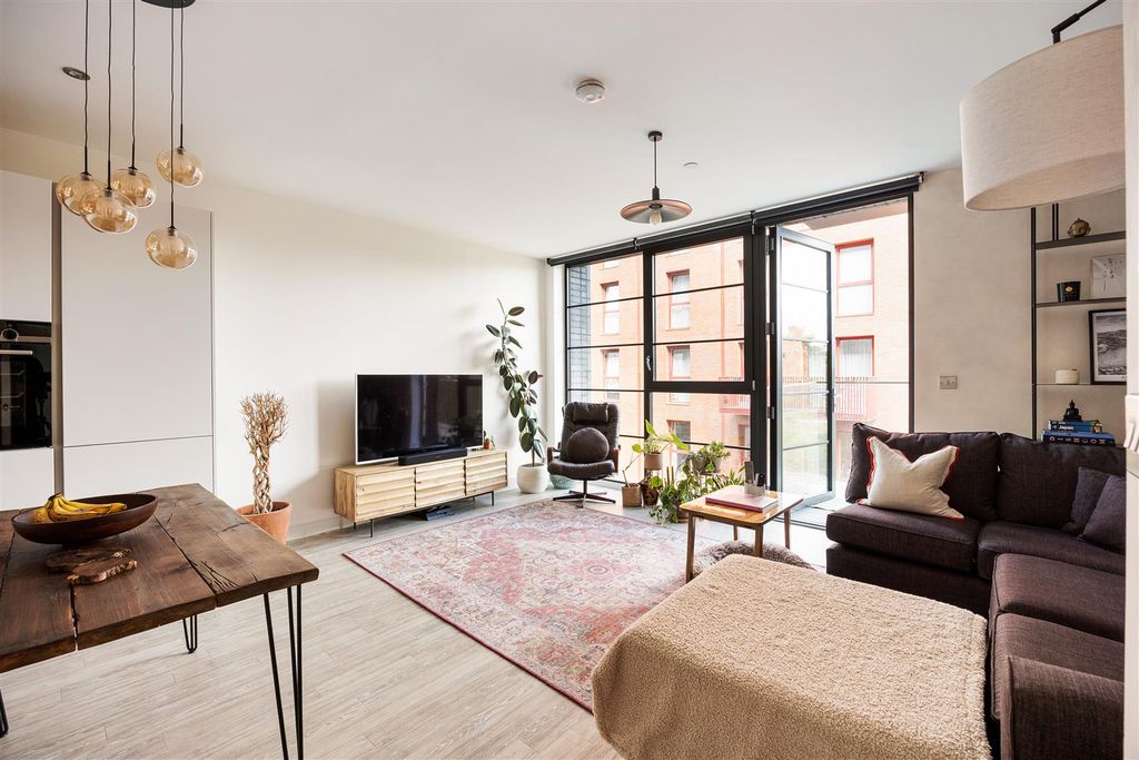 Property photo 1 of 18 Hart Yard, E3