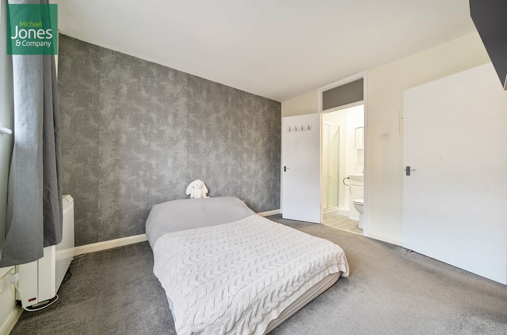 Property photo 3 of 11 Main Bedroom