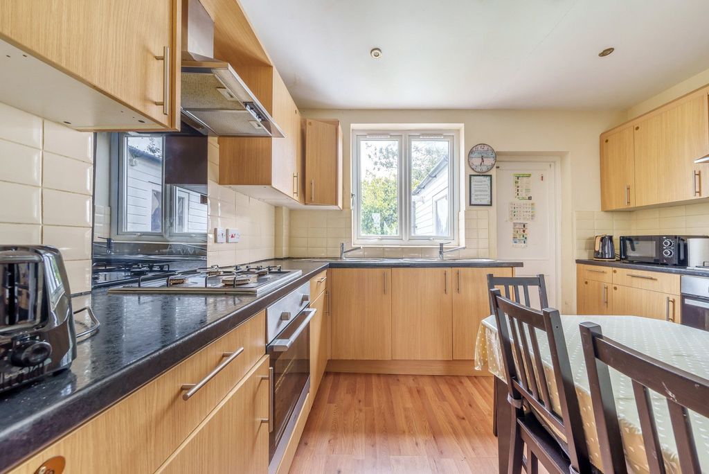 Property photo 2 of 10 Kitchen